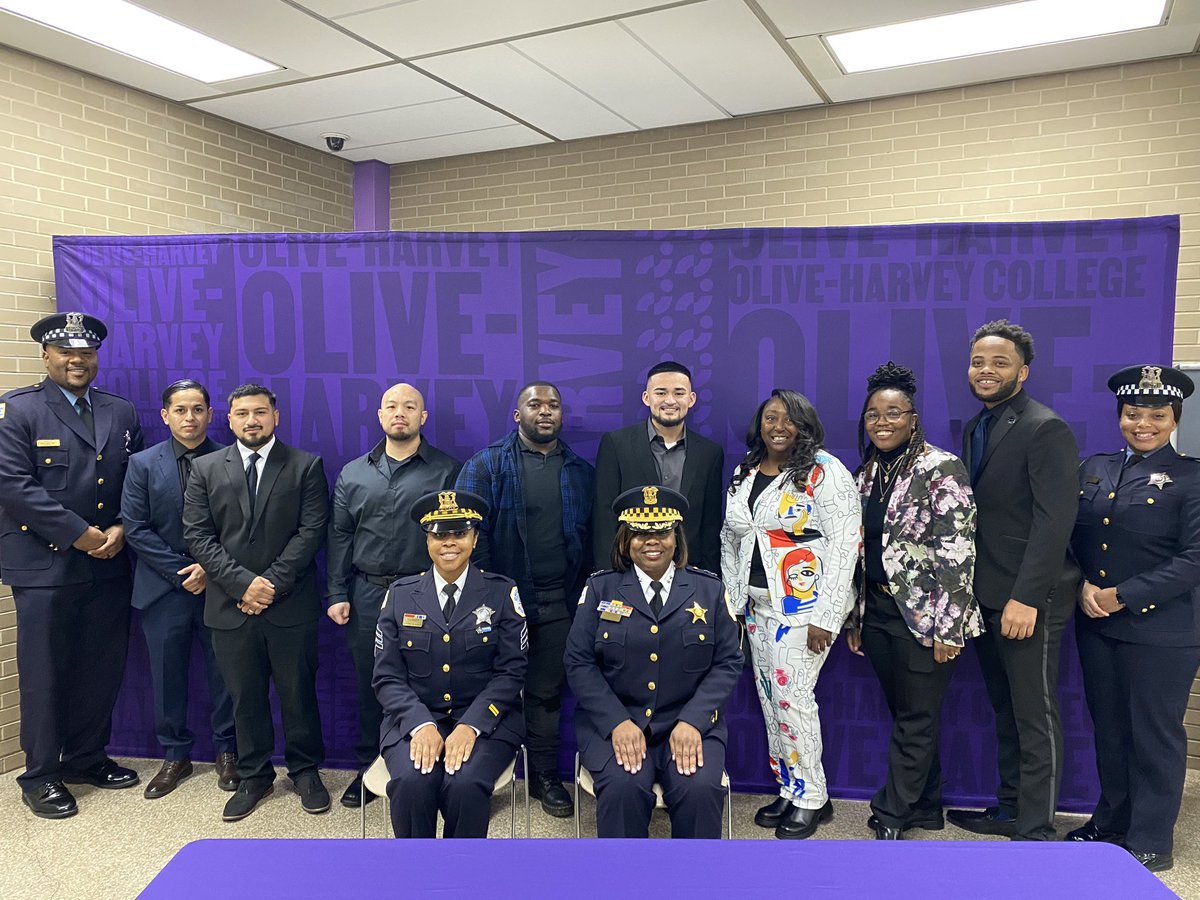 JoinChicagoPD's tweet photo. The first graduating class of the @OliveHarvey_CCC One Year &amp; Out Criminal Justice Program. 🎓🚔

Congratulations on your journey to becoming Chicago Police Officers! 🎉🥳🎊 https://t.co/IUUohvruho