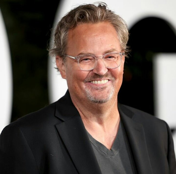 seriefriendsbr's tweet photo. Podemos dizer que agora temos que deixar a ferida cicatrizar.

Mesmo que ainda esteja doendo (spoiler: sempre vai doer) a partir de agora lembrarmos de Matthew Perry SORRINDO...e nos fazendo sorrir. 

Aqui o lembrarmos sempre como Chandler Bing 💙

Aposto que Matthew queria isso. https://t.co/pZSaca9nxh