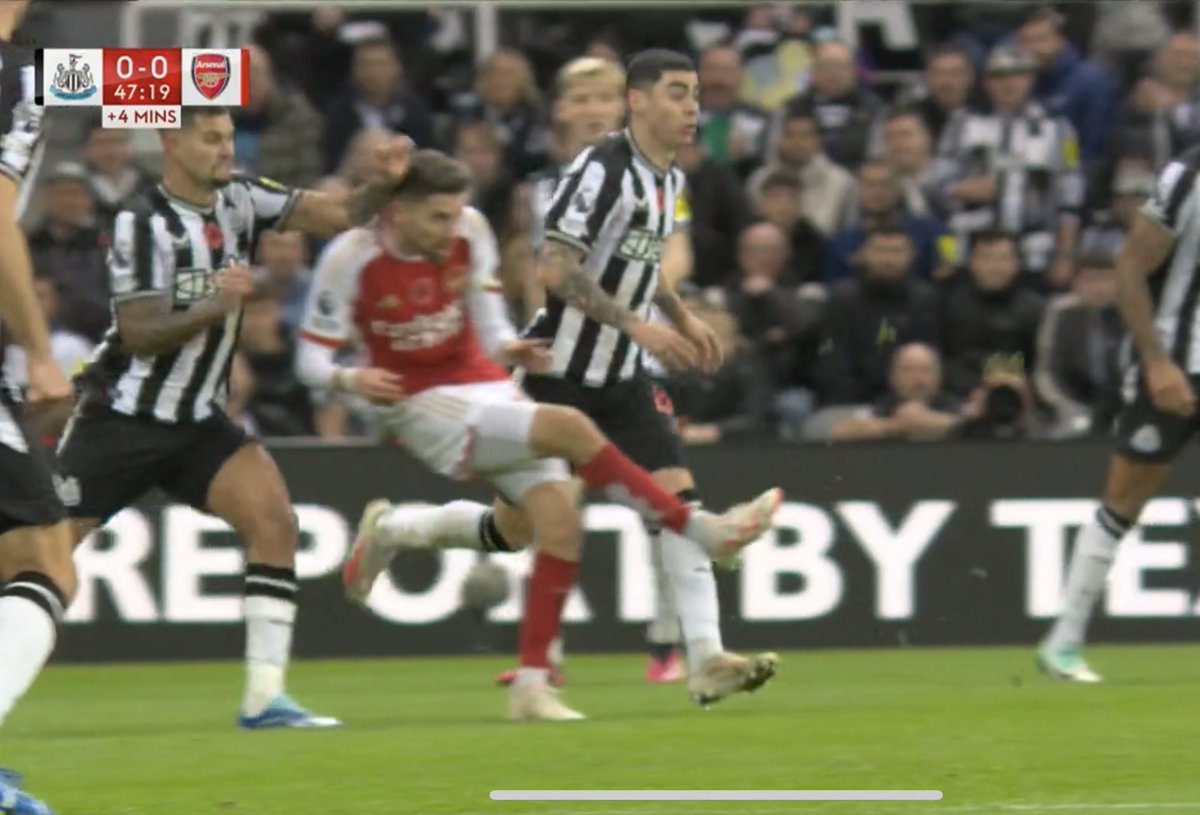 05c4rXr4y's tweet image. Just to be totally clear; VAR reviewed Bruno's assault on Jorginho &amp;amp; said that it was a forearm, not an elbow. That's irrelevant, so they've openly admitted that they saw violent conduct &amp;amp; decided not to act on it. Incompetence or corruption, you decide, but @FA_PGMOL must act.