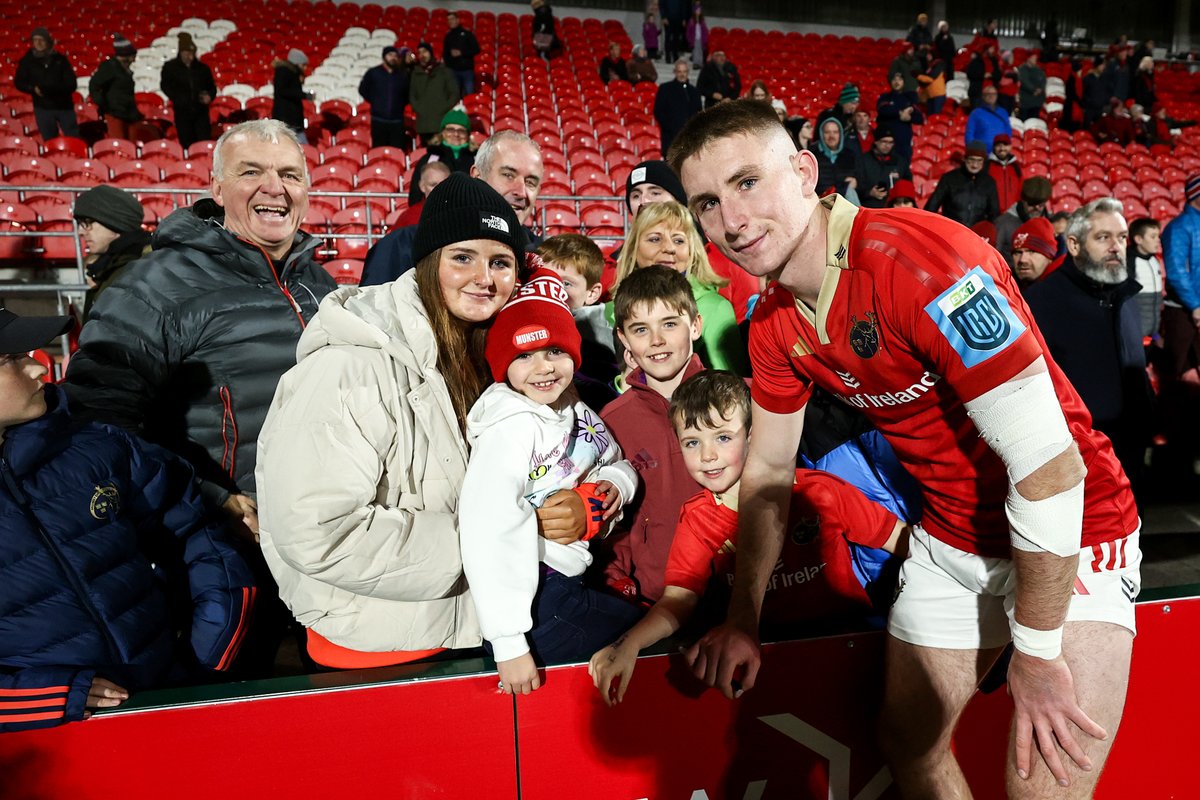 Congratulations to Ben O'Connor who made his Munster debut tonight! 👏 A very proud moment for the 19-year-old and his family 🚩 #MUNvDRA #SUAF 🔴
