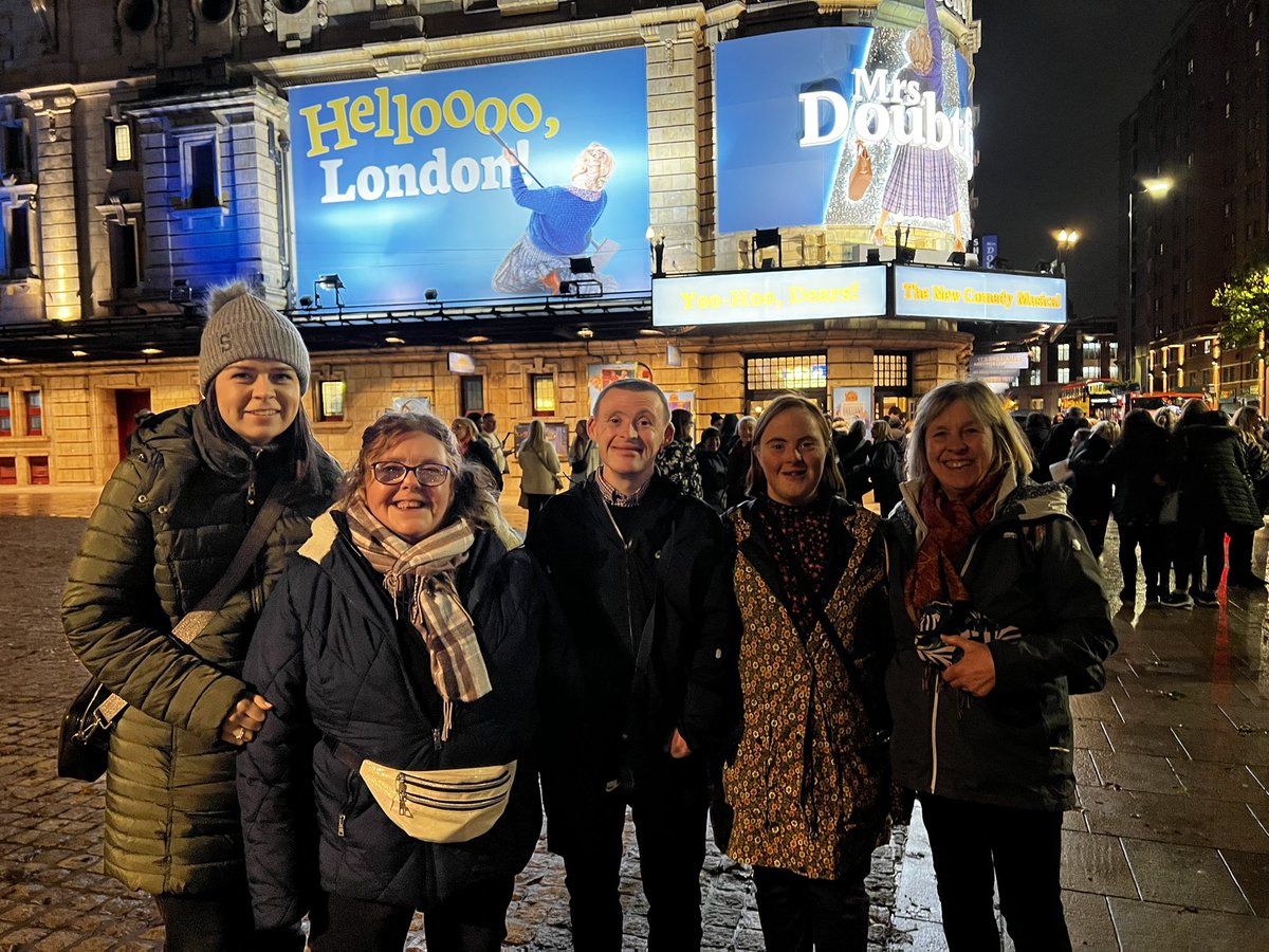 dramability's tweet photo. Hello Poppets! Thanks @DoubtfireUK for an incredible show - we loved it! So many laughs and such talent! https://t.co/nnhxTqxwQb