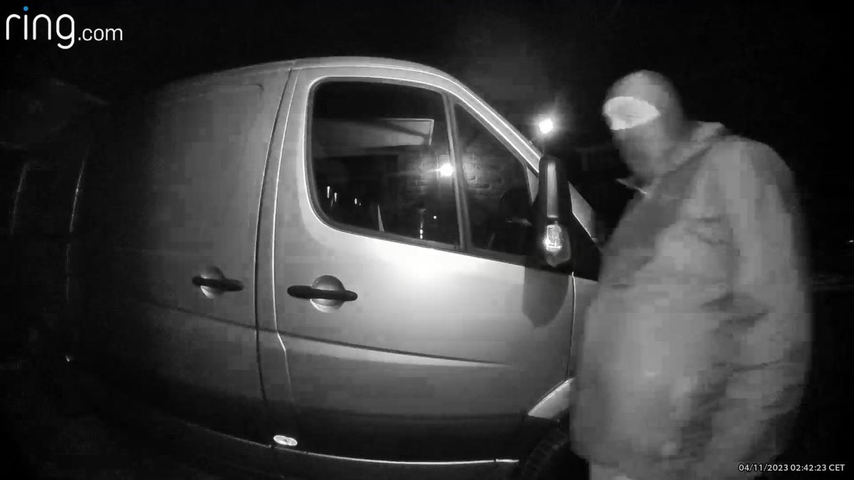 veiligveller's tweet photo. Afgelopen nacht was deze inbreker op bezoek in de wijk Veller! Kijk op https://t.co/n20Iy3s5eX voor de hele video! #diefstal #inbreker #barneveld #veller @POL_Barneveld #retweetisfijn https://t.co/AEJuXogFzn