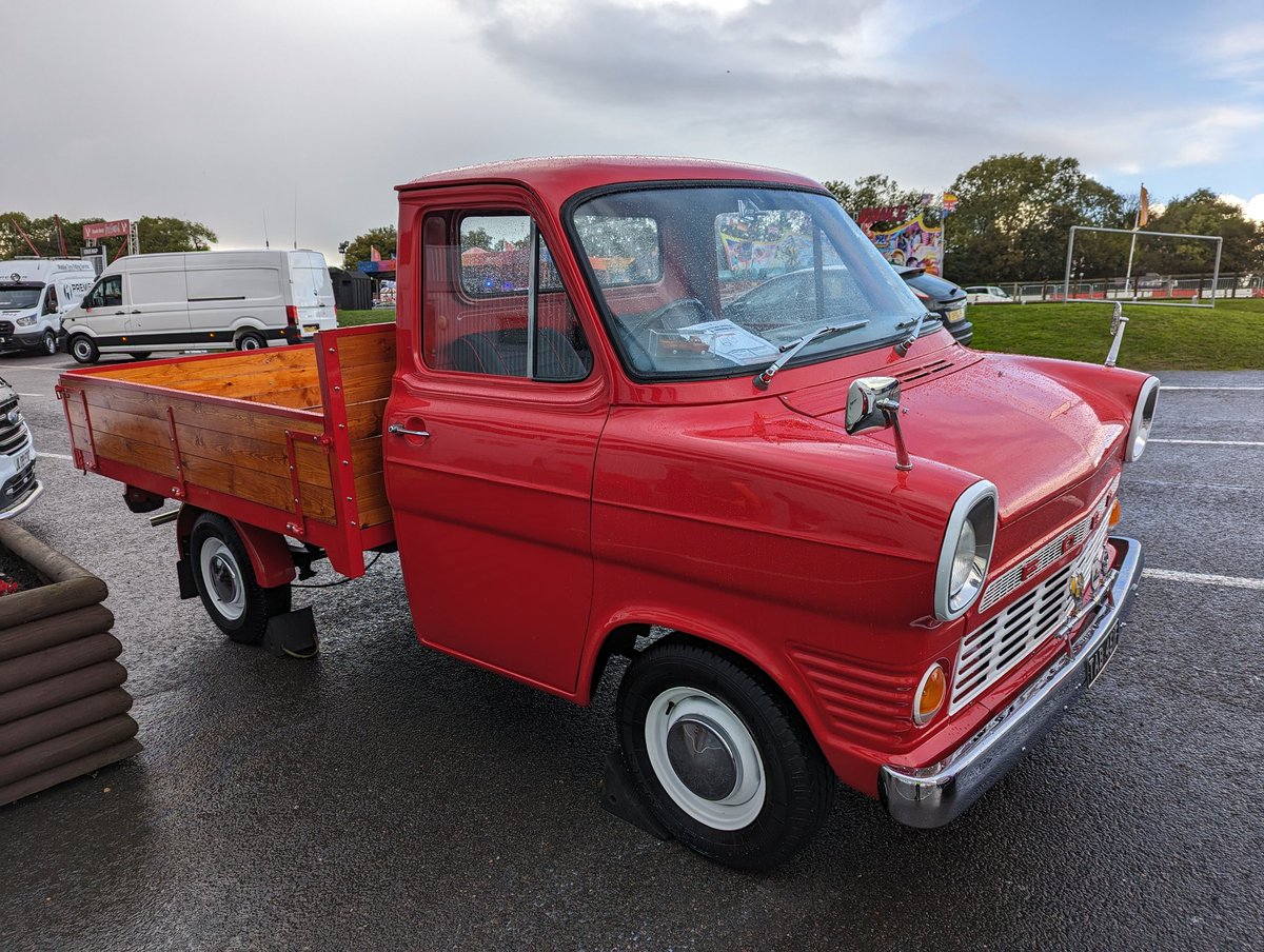 TOGTanner's tweet image. Grabbed a few interesting pics earlier while on my break at #Brandshatch #BTRC Check out this Mk1 #Ford #Transit flatbed, truly outstanding! 👏 #classiccar #commercial #Truck