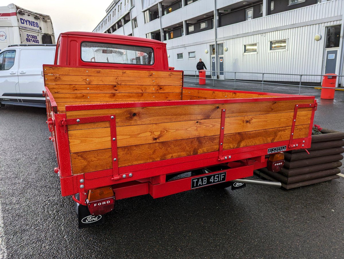 TOGTanner's tweet image. Grabbed a few interesting pics earlier while on my break at #Brandshatch #BTRC Check out this Mk1 #Ford #Transit flatbed, truly outstanding! 👏 #classiccar #commercial #Truck