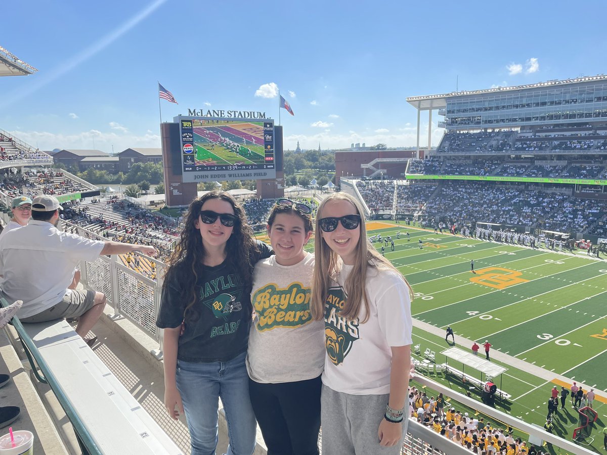 Catpittman15's tweet photo. Cousin Baylor Trip! #sicem https://t.co/Z3NYJcVLNE
