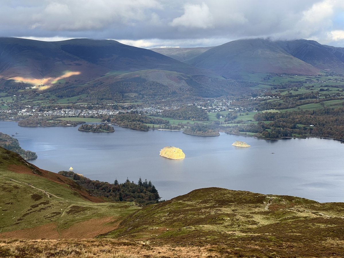 ratherbrunning's tweet image. Some nice light on Catbells yesterday on an afternoon walk. The fells were quiet once past the busy top. Not sure I’ve ever been done the Newlands Valleys from Dale Head before. Loving the autumn colours #lakedistrict #highspy #maidenmoor #houndsonhills