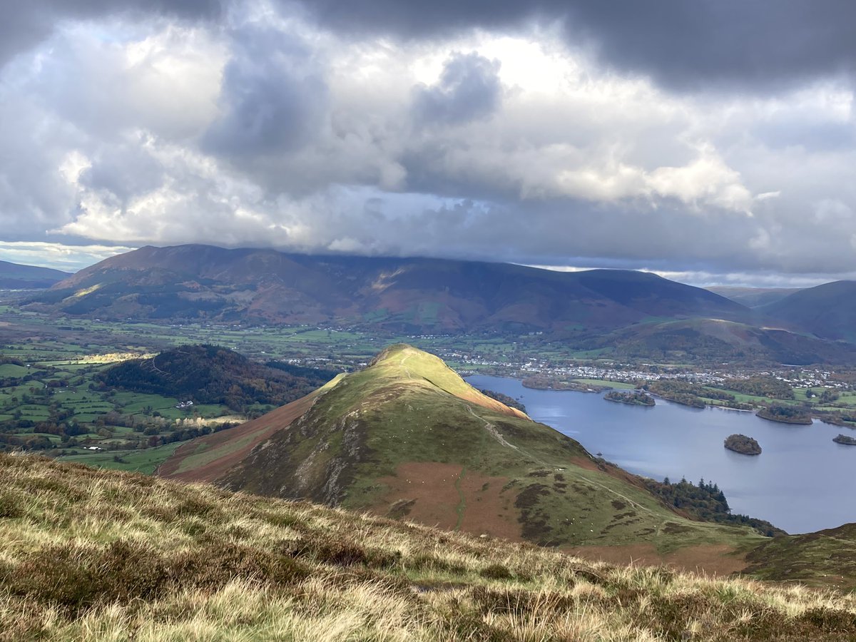 ratherbrunning's tweet image. Some nice light on Catbells yesterday on an afternoon walk. The fells were quiet once past the busy top. Not sure I’ve ever been done the Newlands Valleys from Dale Head before. Loving the autumn colours #lakedistrict #highspy #maidenmoor #houndsonhills