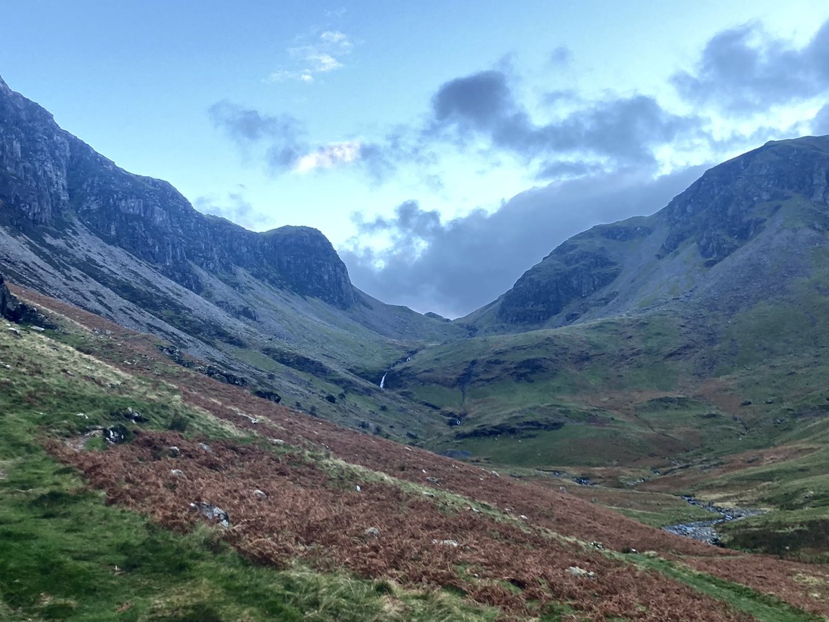 ratherbrunning's tweet image. Some nice light on Catbells yesterday on an afternoon walk. The fells were quiet once past the busy top. Not sure I’ve ever been done the Newlands Valleys from Dale Head before. Loving the autumn colours #lakedistrict #highspy #maidenmoor #houndsonhills
