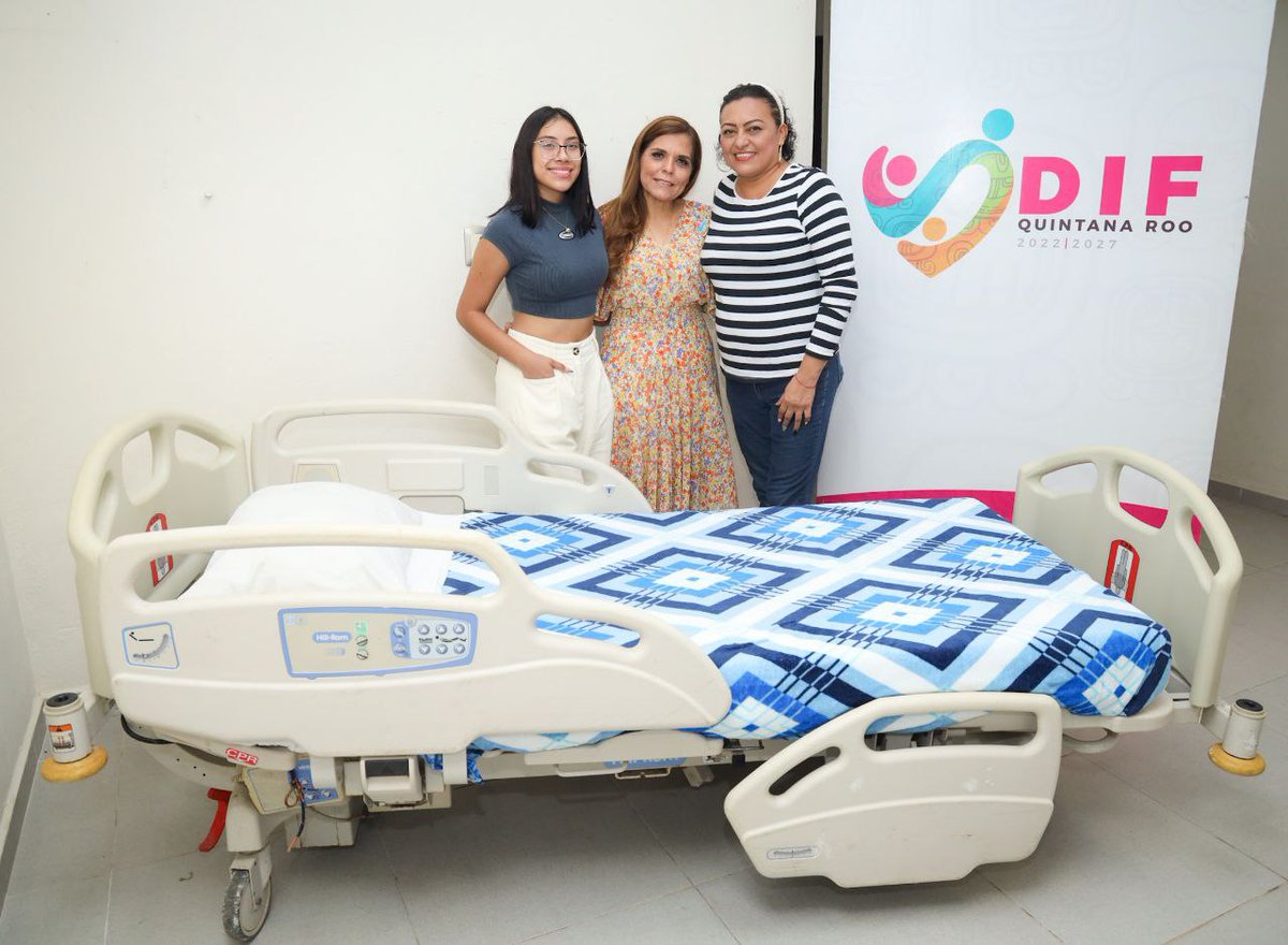 SistemaDIFQRoo's tweet photo. Seguimos con la suma de voluntades 🤝 para mejorar la calidad de vida de las personas mayores, 🧓🏾👴🏻 la presidenta honoraria del Sistema DIF Quintana Roo, Verónica Lezama agradeció a Naomi Aguilar la donación de una cama hospitalaria. https://t.co/Yz11Soi608