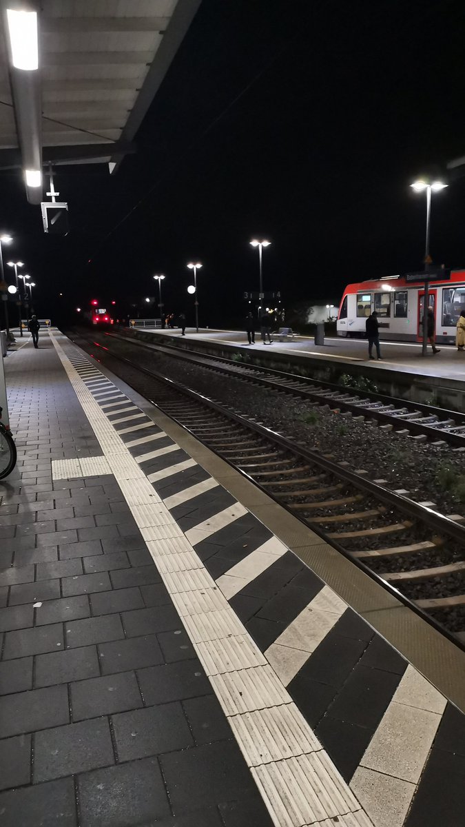 Du sitzt in dem linken Zug, der ein paar Meter vom Bahnsteig liegen bleibt. Nicht so schlimm? Haha. Nach ner Weile wird eine Person mit RTW abgeholt, du darf erst mit Sicherheitspersonal nach 2-3h warten aussteigen. Ganzer Bahnhof gesperrt für die Zeit. Aber Güterzug macht brumm.