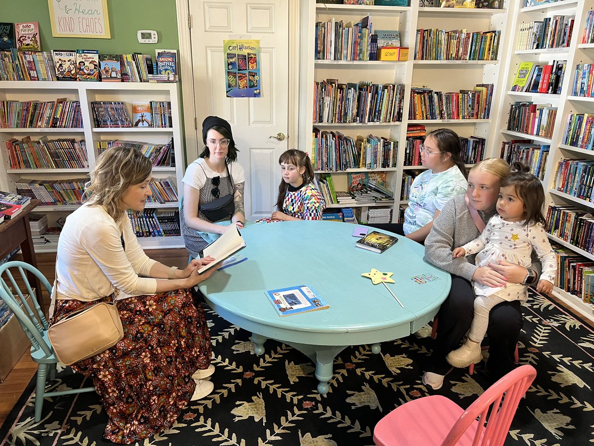 Go2TheLibrary's tweet image. Spent Saturday evening at the @shoppestorybook with @LandraJennings. Love this place!
