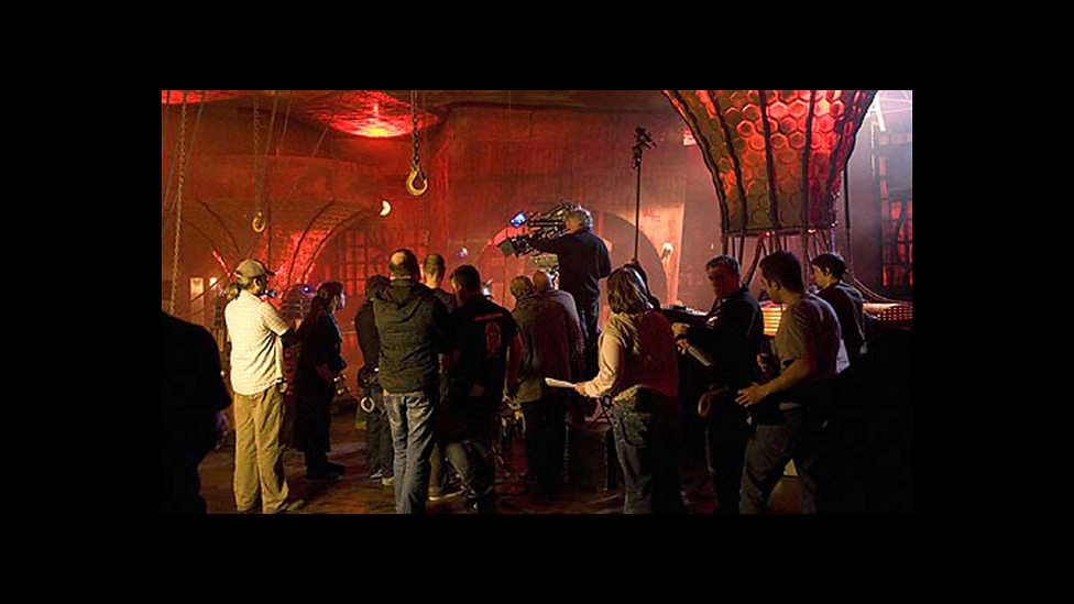 Jack_Nelligan's tweet image. Behind the scenes of The Stolen Earth Series 4, Doctor Who #DoctorDonnathon #SubwaveNetwork 
bbc.co.uk/programmes/p02…