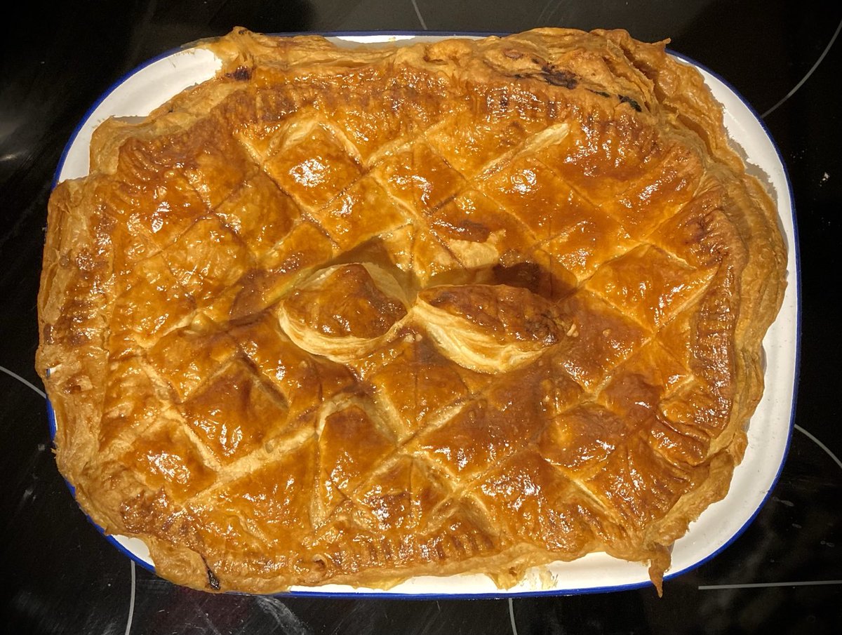 eggsbened's tweet image. Since I have a filthy cough and almost no voice, something restorative was required: steak, Guinness and mushroom pie, served with red cabbage with apple, and garden peas (from the garden of Lidl.)
My first time ever with puff pastry. #roomforimprovement #buthappy