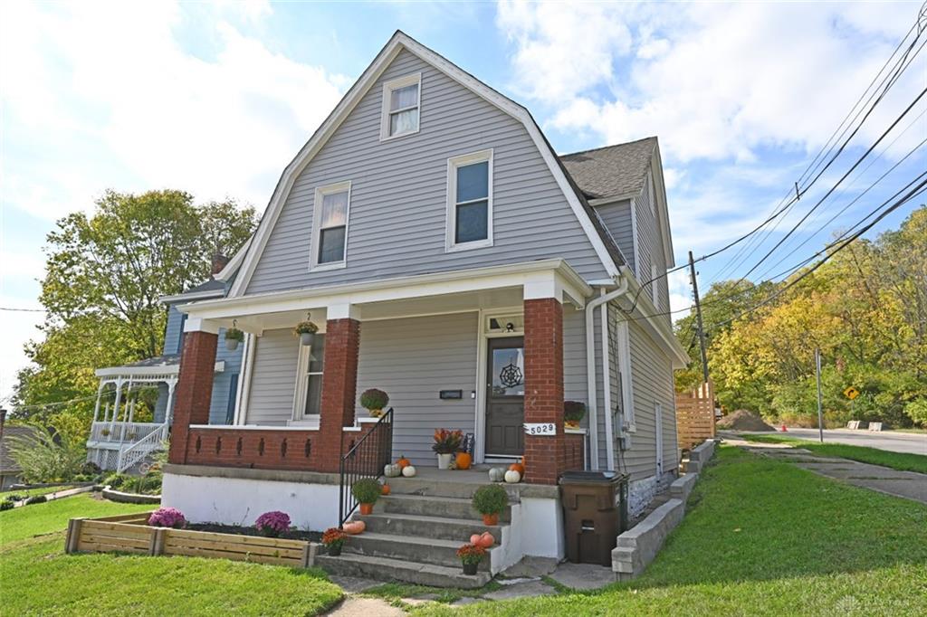 Open House Sun 12-1:30pm!
5029 Linden Ave in #Norwood 
4 bed, 2 full baths | $315,000
Join me tomorrow to check out this charming renovated home w/ fenced back yard & 3 car garage.  
Details: bit.ly/470Yjss
#openhouse #cincinnati #cincinnatirealestate #CincinnatiRealtor