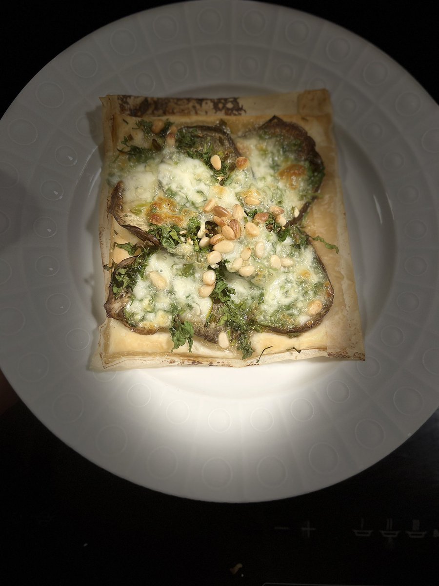 Cookingout's tweet image. #cestlhiver mais ces #aubergines ont sauvées leurs peaux …. Jusqu’à ce qu’elles finissent sur cette #tartefine avec de l’ail, du persil, de la #mozzarella et des pignons… ! Ne t’inquiètes pas Mon aubergine je t’attends en 2024 ! Et vous vous l’aimez comment ce légume 🍆 ?