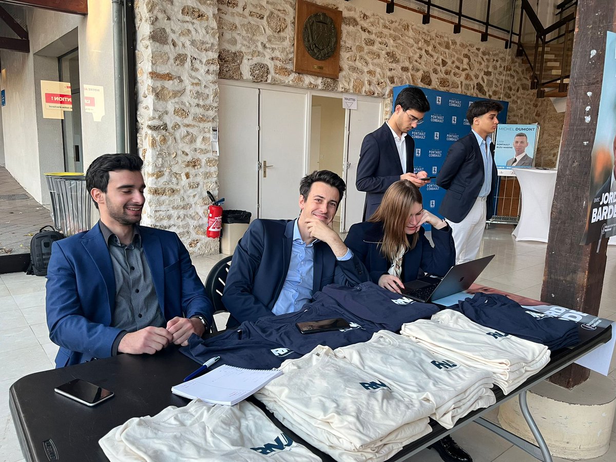 Julien_Limongi's tweet photo. 🔴Incroyable mobilisation du @RNational77 à Pontault-Combault pour la tournée des européennes !
▶️ 150 braves ont défié la pluie pour venir ! Notamment 50 jeunes dont une quarantaine @RNJ_77 !
Merci @MauvieuxKevin pour ta conférence et merci à @AymericDurox &amp; @RoullaudBeatric 🇫🇷 https://t.co/1JJR3Y9C4V