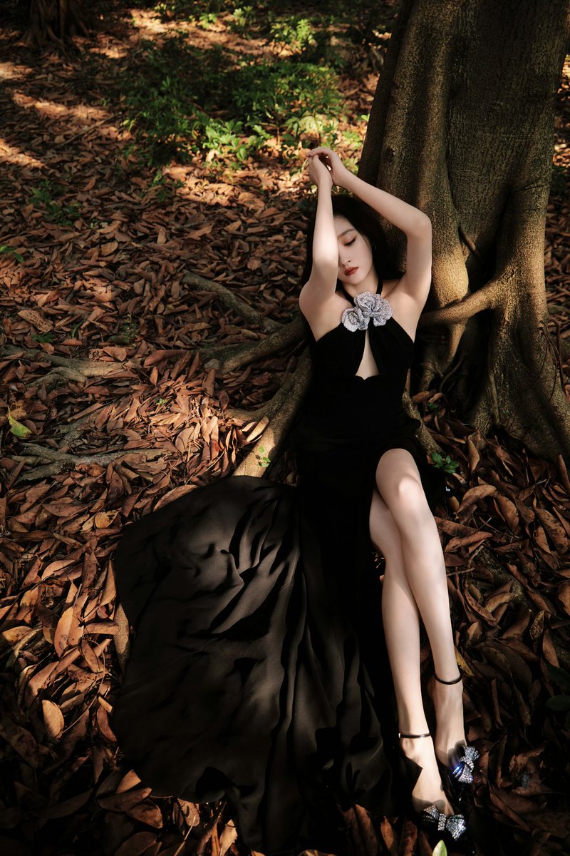 晓彤妈妈太诱人了 又被盯射了呜呜 已经浑身颤抖了 跪着亲吻高跟鞋求饶
#关晓彤 #意淫 #盯射 #恋足 #媚脚 #高跟鞋 #脚奴