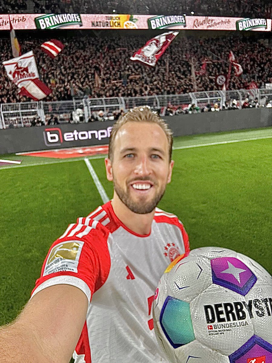 To get a match ball for a hat-trick in a game like this in front of these fans was incredible! A special first klassiker 🙌#MiaSanMia