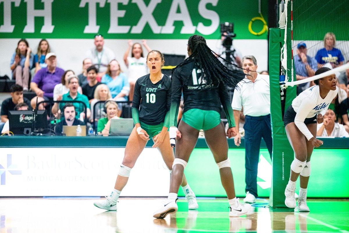 BOOM!! <a href="/jaydeleonaa/">jayde</a> drives the kill to push a three-point run in the closing moments of the fourth! North Texas down 20-18.

#GMG 🟢🦅