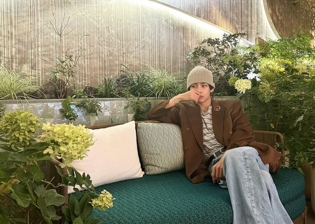 taeguide's tweet photo. [INFO] Taehyung IG update 

🐯: Since I can’t fall asleep 🤷🏻 (Song: Elliot’s song by Zendaya, Dominic Fike) https://t.co/MMTb5Wozst