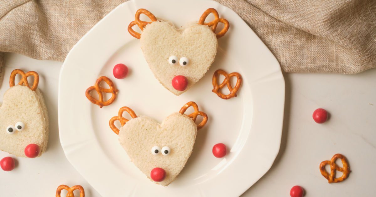 Christmas Food: Reindeer Nutella Sandwich Recipe mamalikestocook.com/reindeer-nutel…