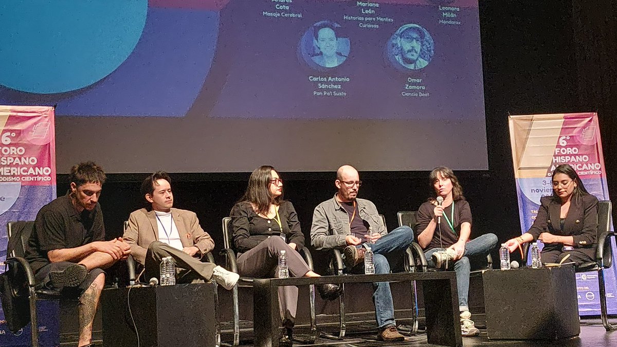 .<a href="/Susan_Irais/">Susan Irais</a> moderando la gran mesa sobre podcasts con <a href="/mariana_leonm/">Mariana León</a> <a href="/leos/">Leonora Milan</a> <a href="/cotahiriart/">andresCOTA</a> <a href="/CarloosAntonioo/">Carlos Antonio Sánchez</a> y <a href="/CienciaBeat/">Ciencia Beat</a>