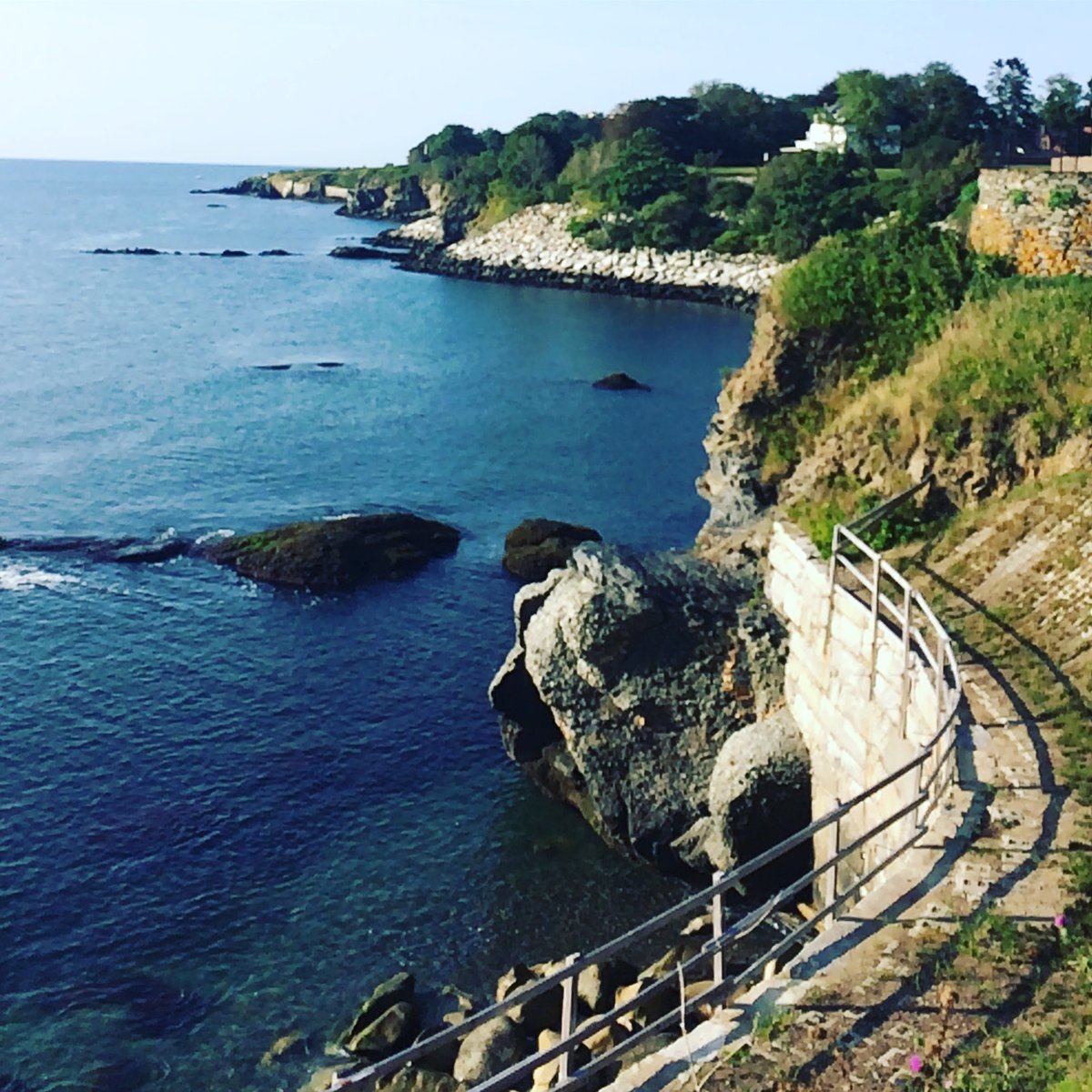 localBuddygo's tweet image. 🤣 "Cliffhanger Comedy" in Newport, Rhode Island at "Cliff Walk"! 🌊🚶 Stroll along the stunning coastline and let Local Buddy be your guide for seaside giggles and scenic views! 🗺️ #CliffWalkChuckles #NewportAdventures #LocalBuddyApp 🌞🌊😄