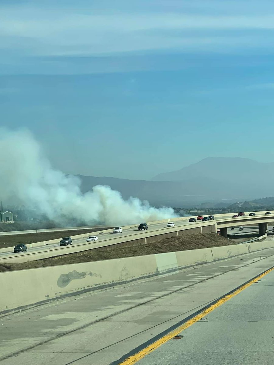 paininthepass's tweet image. Brush fire on Interstate 215 at northbound I-15 split. #PainInThePass #15freeway #215freeway #SanBernardino #Devore