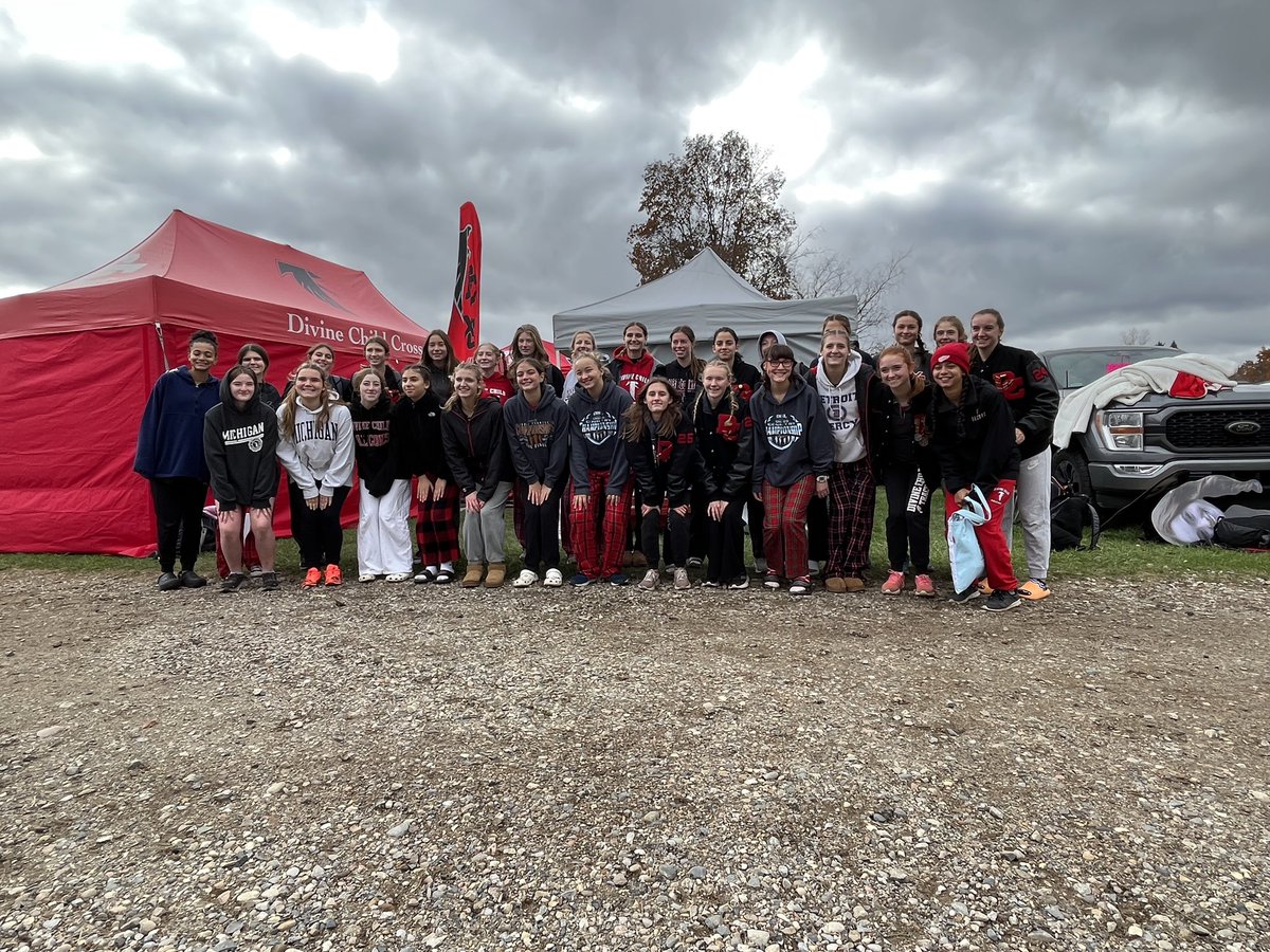 Lizzys1206's tweet photo. Saturday (10/28) I ran the MHSAA LP Regional at Springfield Oaks. Running for DC Varsity and coming 29th overall and 8th for DCXC with a time of 22:04.49, DC Came 2nd out of 11 teams, qualifying us to the State Meet! #RunDCXC https://t.co/jjBKF4fEF0