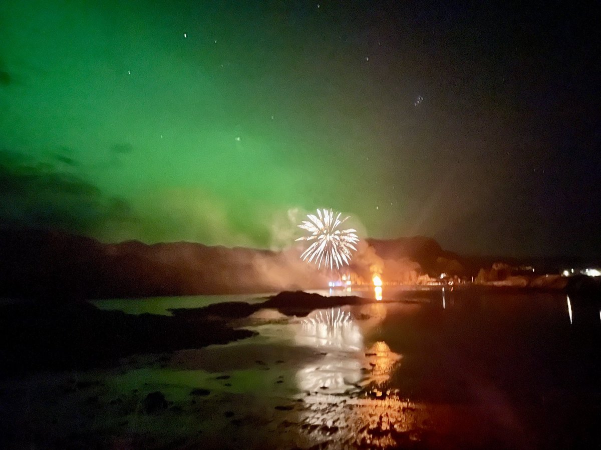 clairereid224's tweet image. Fireworks and northern lights 🔥🎆 #BonfireNight #northernlights #rememberremember