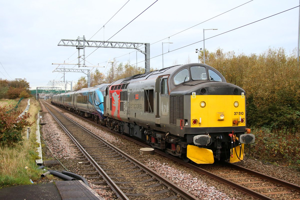 MarkD08302702's tweet photo. 37510 tnt 37608 powering the 8Q32 2238 Kilmarnock Bonnyton Depot to Longsight T.M.D. (D) through Horwich Parkway. 4th November 2023. https://t.co/6z607r8mRm