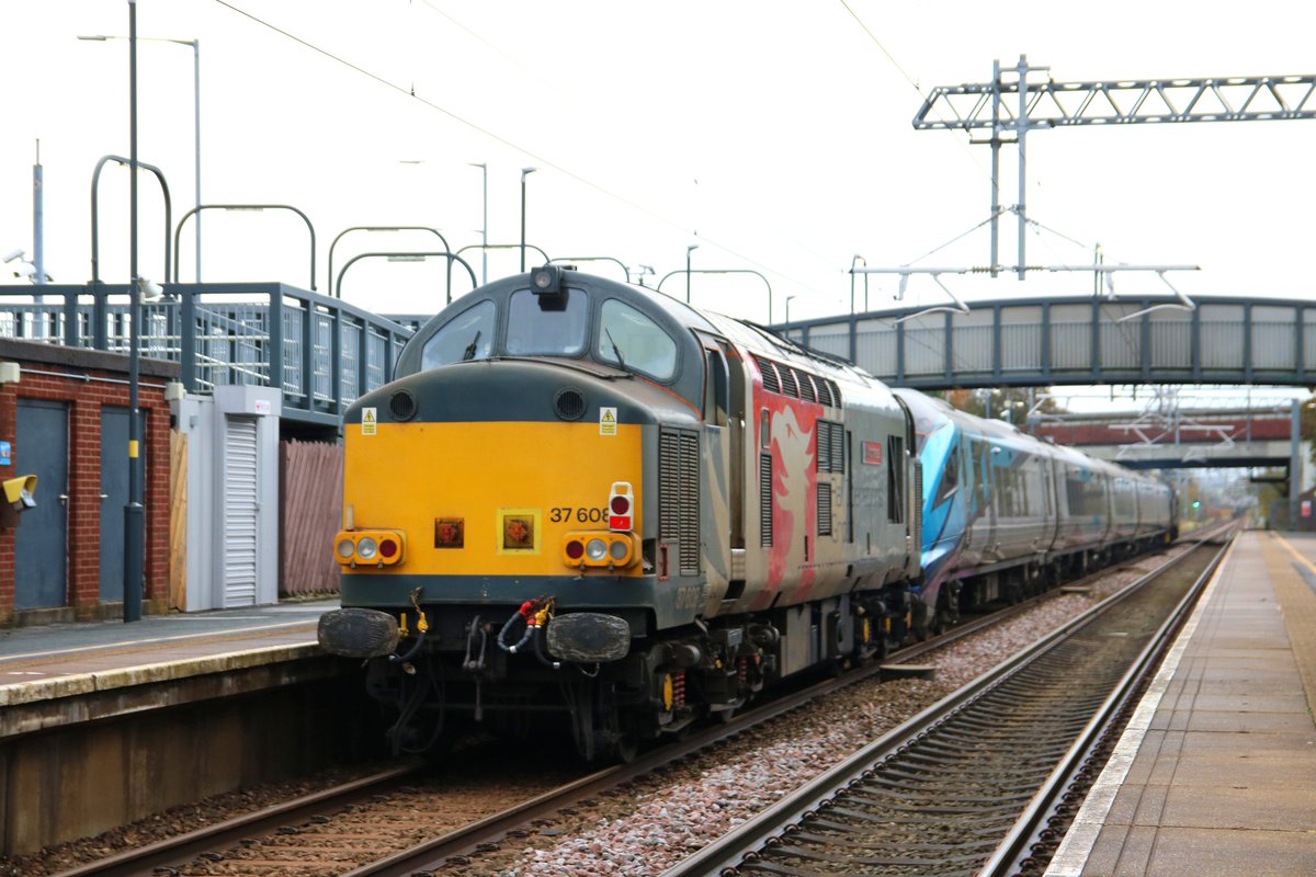 MarkD08302702's tweet photo. 37510 tnt 37608 powering the 8Q32 2238 Kilmarnock Bonnyton Depot to Longsight T.M.D. (D) through Horwich Parkway. 4th November 2023. https://t.co/6z607r8mRm