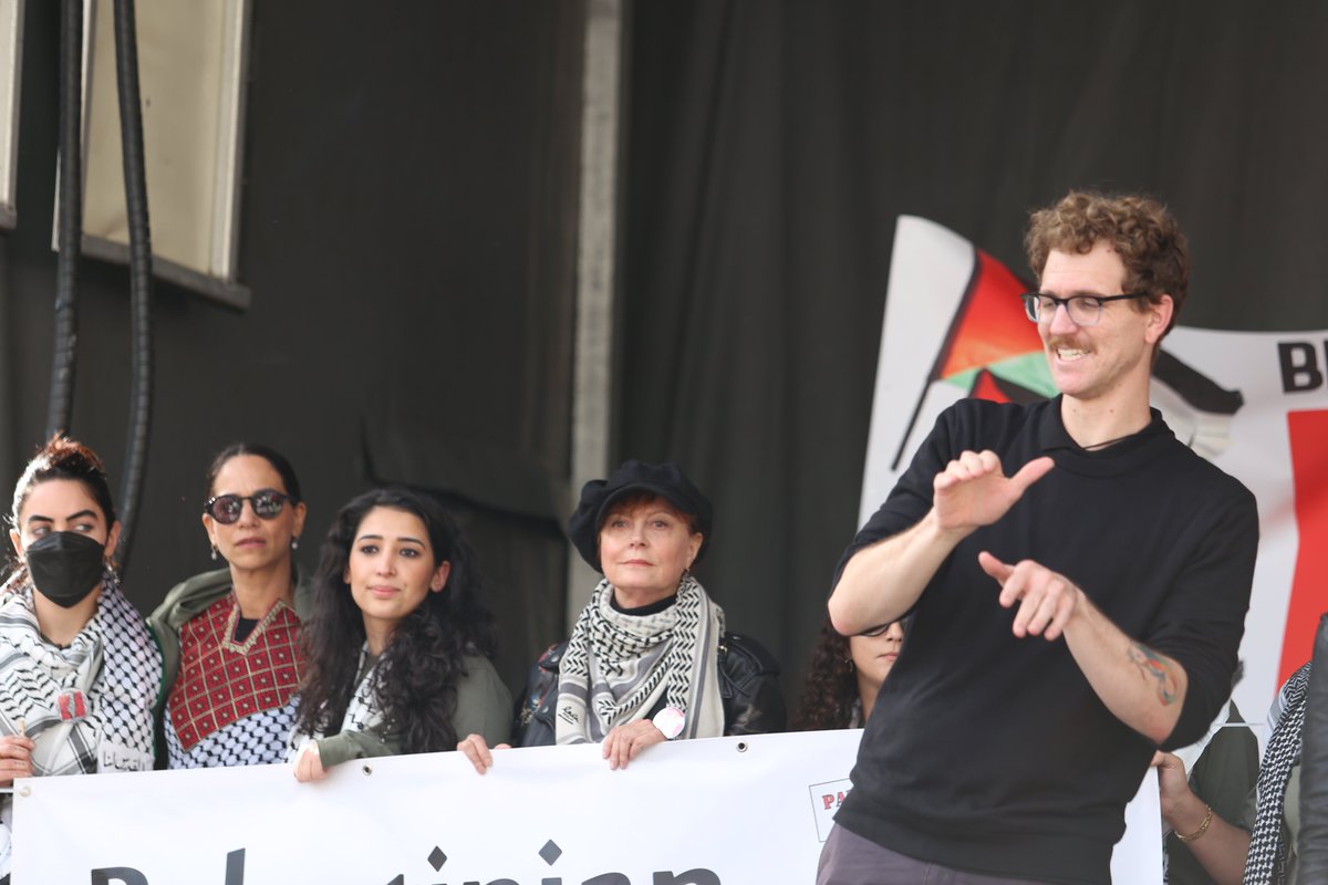On the stage at #March4Palestine in #WashingtonDC with the Palestinian  Feminist Collective. 
#SusanSarandon, the Oscar-winning and outspoken actress, also showed her  support.
@SusanSarandon 
#CeasefireNOW 
🇵🇸 #Gaza #Palestine #Hamas #Israel 📷