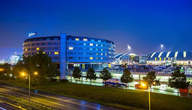 FranceNews24's tweet photo. 🔴 SUIVI - #Allemagne : Le Radisson Blue Hotel de #Hambourg est actuellement en cours d'évacuation. via @AtlantisProphet #Hamburg #Airport #hostages #Germany #RadissonBlueHotel https://t.co/Rg7L1Ci62I