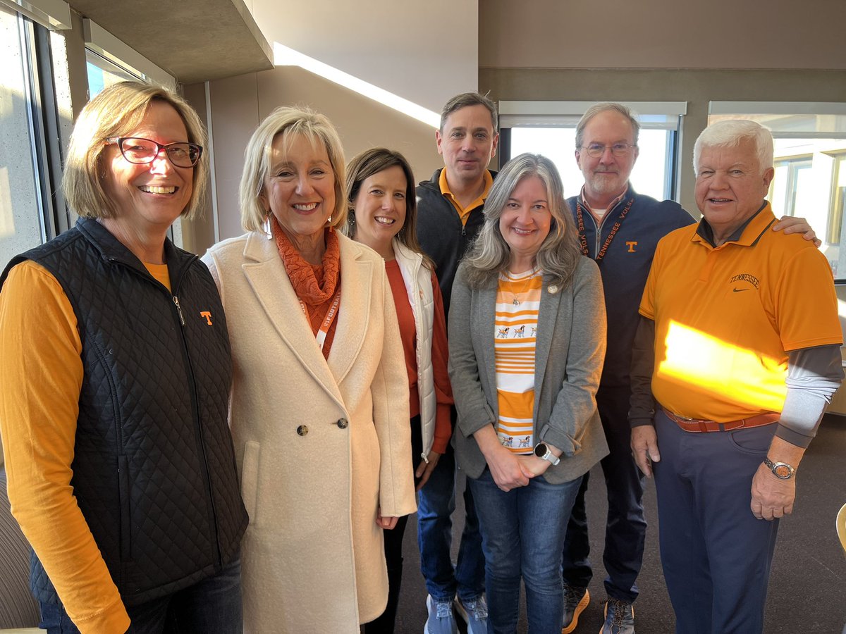 Great to visit with thoughtful supporters of <a href="/UTKLibraries/">UT Libraries</a> at the John C. Hodges Tailgate! Grateful for Dean Steve Smith’s leadership.🍊