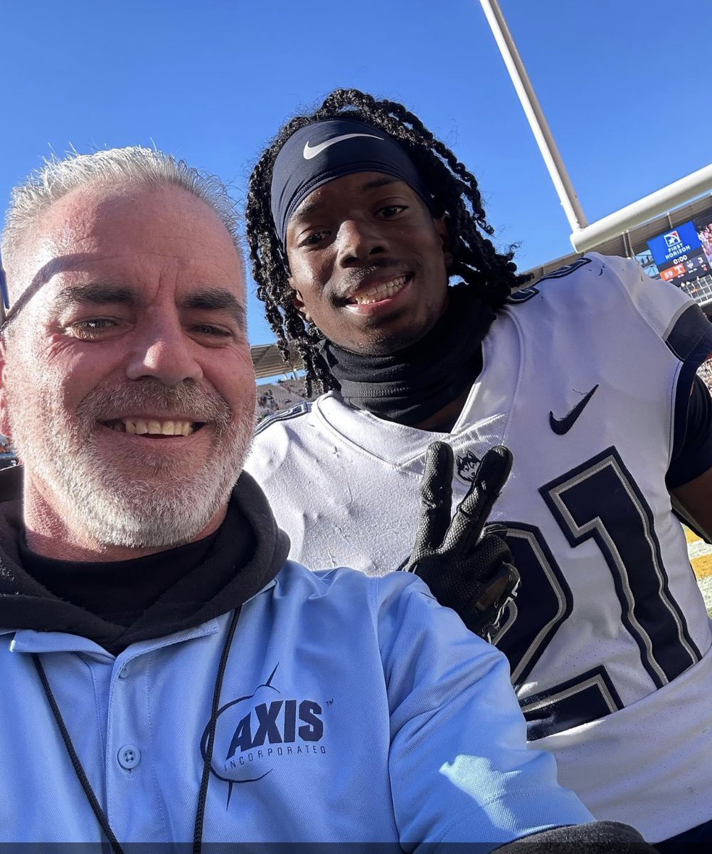 This guy showed out for the Huskies against the Vols. Proud of him!! <a href="/LeeMolette/">Lee Molette III</a> #G2BARR