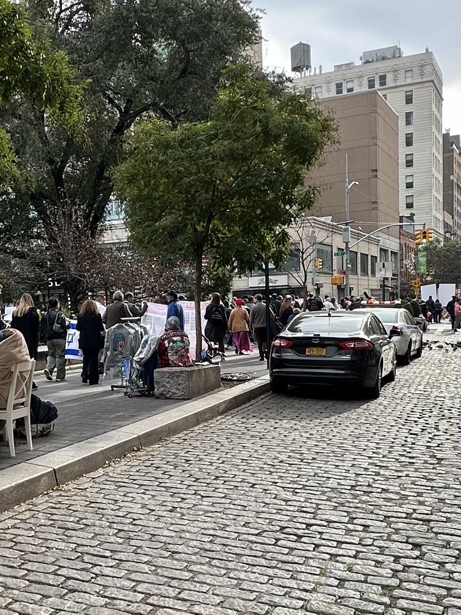 bhushansethi1's tweet photo. Much strength and huge respect to the brave, peaceful and compassionate Jewish people (and allies) marching resolutely in union square with posters of kidnapped children and civilians. #unionsquare #todayinnewyork #manhattan #NeverAgain #Israel https://t.co/w7BkDHDaFm