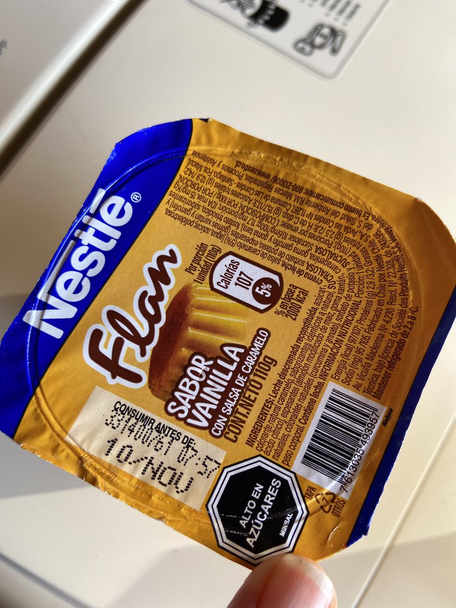 RubStella's tweet photo. @NestleContacto @NestleCL  acabo de comprar estos flanes y uno de ellos venía en descomposición, agradecería se hagan cargo, se lo iba a dar a mi mamá que es adulto mayor con problemas de salud. 
@SERNAC  tengo la
Boleta que respalda la compra en archivo pdf, es de hoy. https://t.co/wf6r9XoXwh