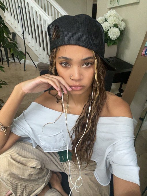 Sittin in da living room wit yo b!tch https://t.co/qKgImjwmCs<a href="/tag/noordinary"class="tags"><span>#noordinary</span></a><a href="/tag/taiaysha"class="tags"><span>#taiaysha</span></a>