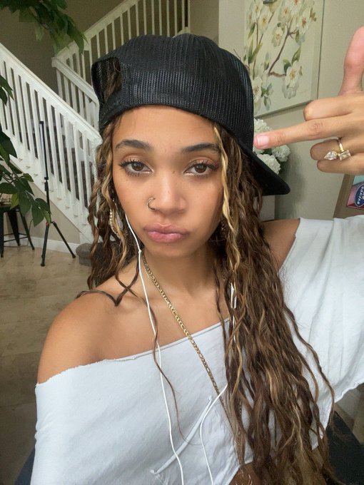 Sittin in da living room wit yo b!tch https://t.co/qKgImjwmCs<a href="/tag/noordinary"class="tags"><span>#noordinary</span></a><a href="/tag/taiaysha"class="tags"><span>#taiaysha</span></a>