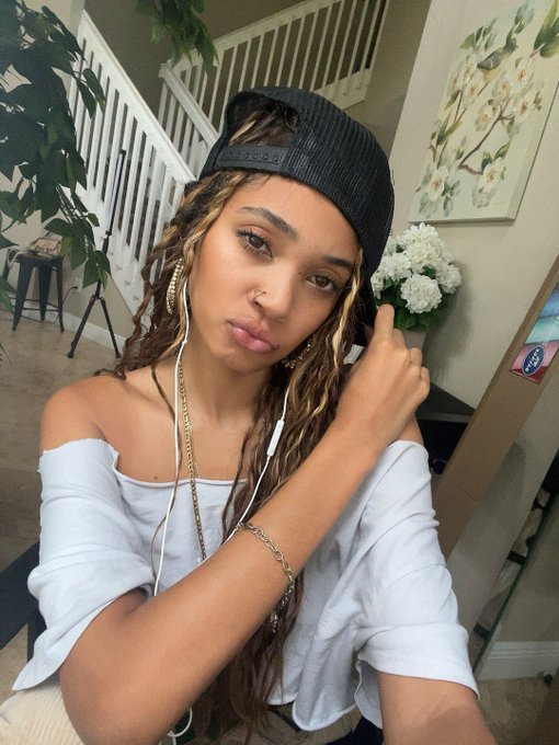 Sittin in da living room wit yo b!tch https://t.co/qKgImjwmCs<a href="/tag/noordinary"class="tags"><span>#noordinary</span></a><a href="/tag/taiaysha"class="tags"><span>#taiaysha</span></a>