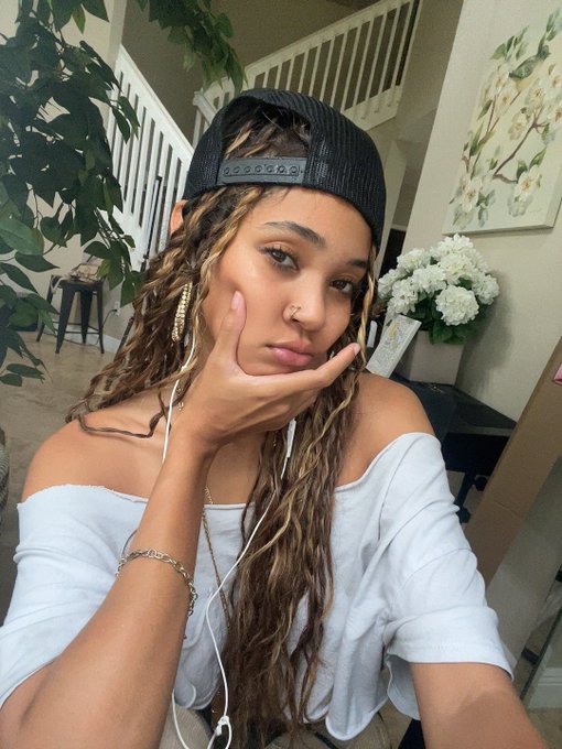 Sittin in da living room wit yo b!tch https://t.co/qKgImjwmCs<a href="/tag/noordinary"class="tags"><span>#noordinary</span></a><a href="/tag/taiaysha"class="tags"><span>#taiaysha</span></a>