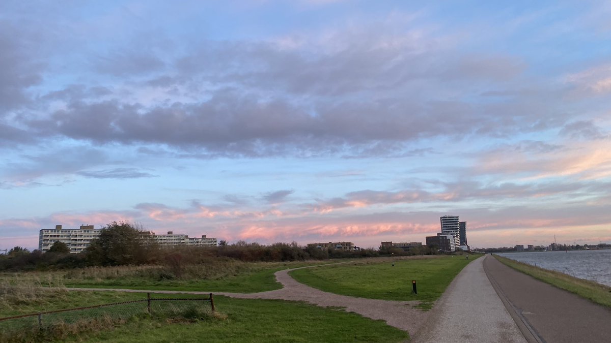 MoonMaassluis's tweet photo. De eerste foto zegt het al β¦.. β Adembenemende Luchten β
#maassluis
#hetscheur
#adembenemend https://t.co/naQZeNdHBG