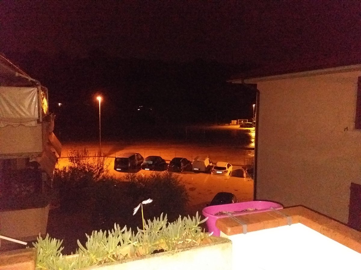 Chiedo per un amico fucecchiese che ha avuto casa allagata: avete deumidificatori portatili da prestare? Chi ce l'ha o conosce chi potrebbe averlo può segnalarmelo? Grazie infinite 🙏🙏 #alluvione #aiuto #toscana