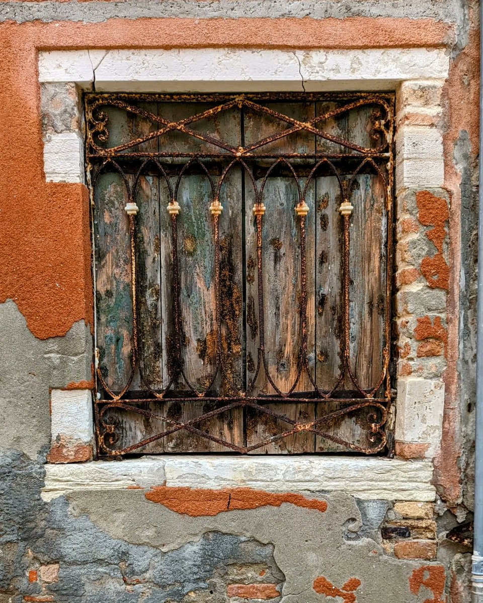 LJ_Pritchard's tweet photo. I've photographed one of these windows before but I didn't realise how gorgeous the other one was as well. #RustAndDecay #Window #Diptych #Venezia #Venice #LivingOnWater https://t.co/fVgvgWZnMq