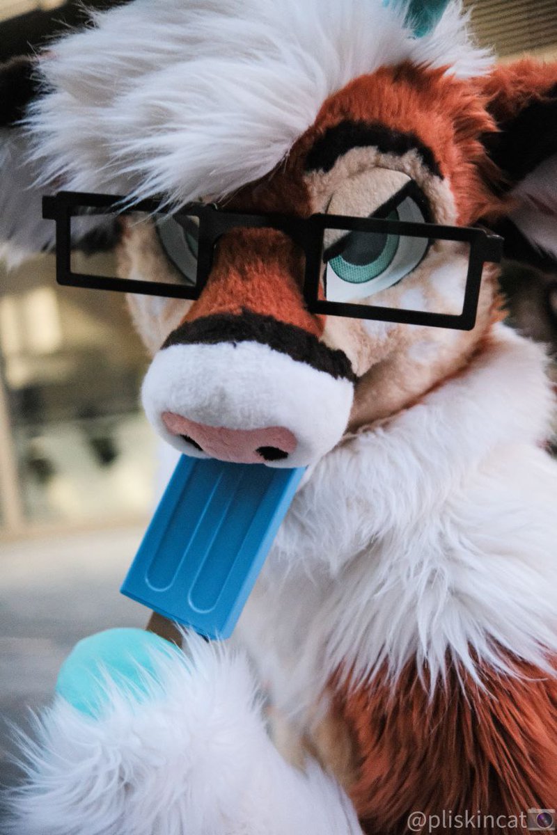 Hmm? Oh, it's blueberry flavour! 💙
wanna taste? 
📸:<a href="/PliskinCat/">Pliskin</a>
🍭:<a href="/pawsandprops/">Paws & Props</a>