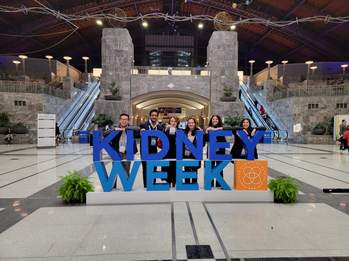 When you get photobombed by a legend <a href="/KSusztak/">Katalin Susztak</a> 
#KidneyWk