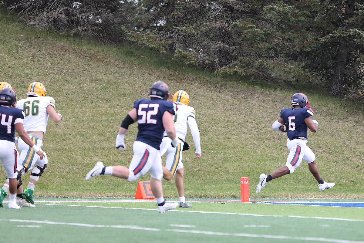 svsu_football's tweet photo. Micah Cretsinger have yourself a game!!
8 tackles / 4 interceptions (TD return) / 1 forced fumble
#NMUvsSVSU #GLIACFootball https://t.co/PzeNxjSKwE