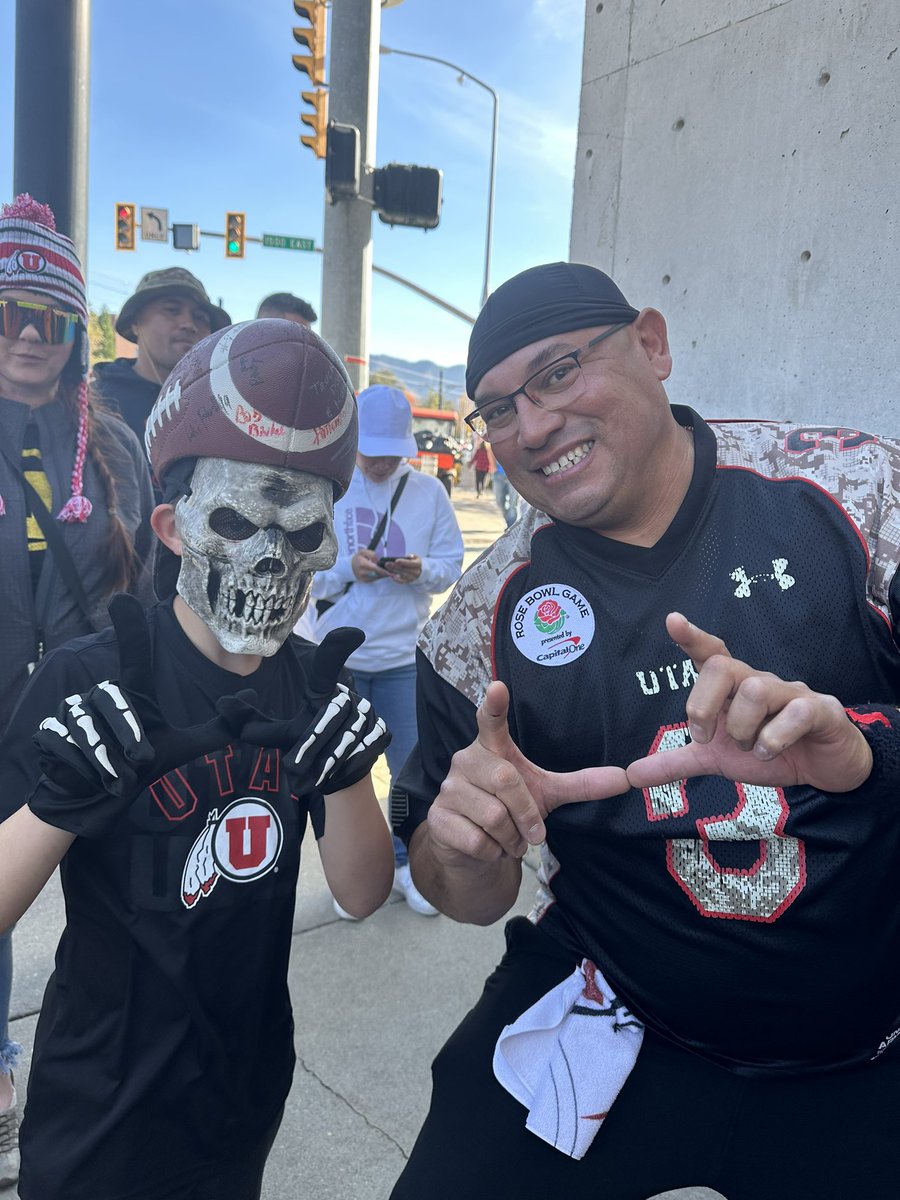 amm110404's tweet photo. Meeting up with the great @caraleones54 walking into the game! #utesgameday https://t.co/f0QS4AmqQT
