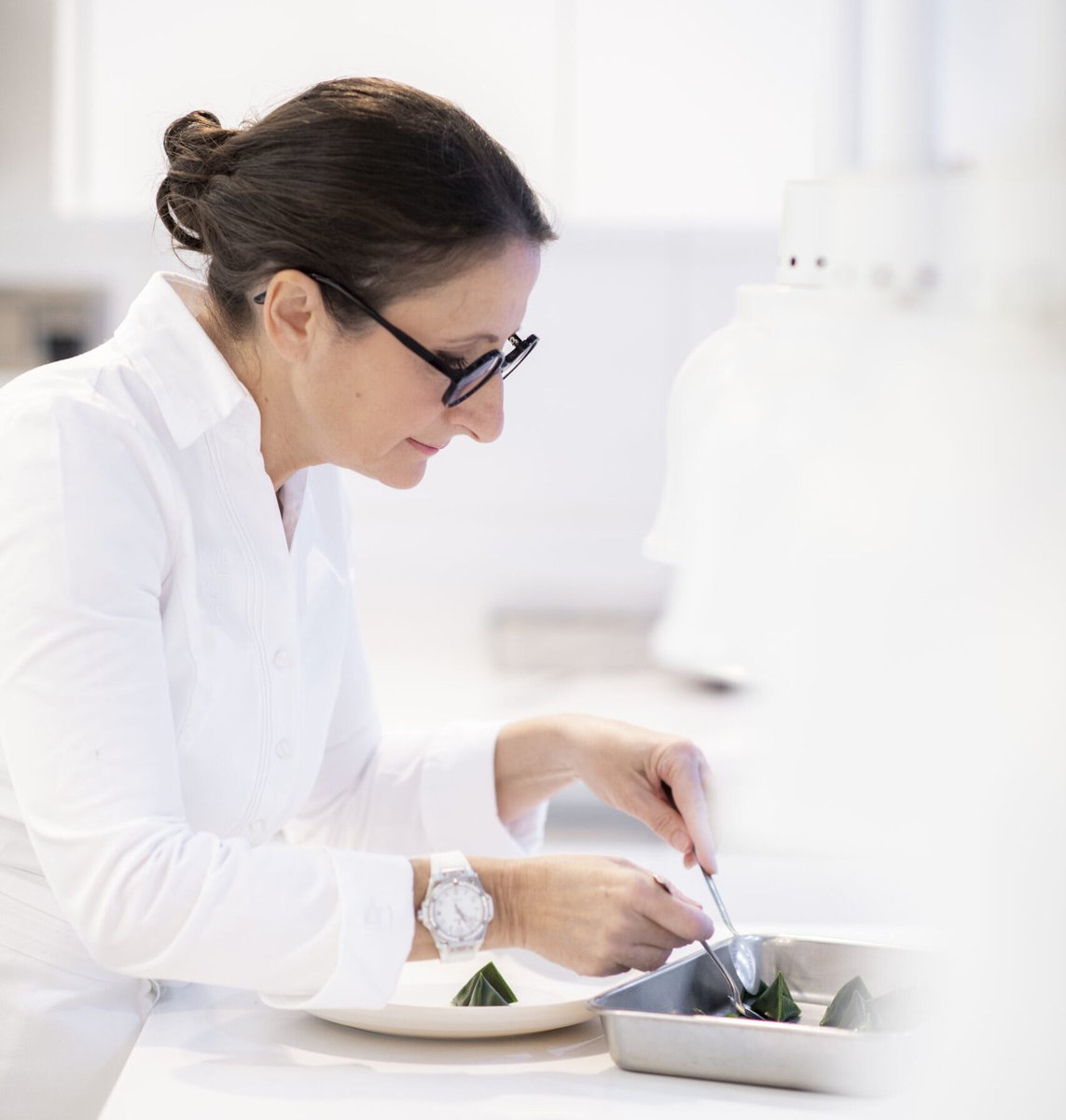 twintair737's tweet photo. [#EnVols | @AirFranceFR]. La Cheffe 👩‍�� @AnneSophiePic #AnneSophiePic (Étoilée @guideMichelinFR) raconte les dessous de la #Restauration à bord de la #Cuisine d'#AirFrance 🇨🇵🇪🇺✈️🌐 .. Élégance en #Gastronomie au féminin ! 👌😉 Naguib de Lyon. https://t.co/hOoptULgdn via @partager https://t.co/k6xvlXKXYu